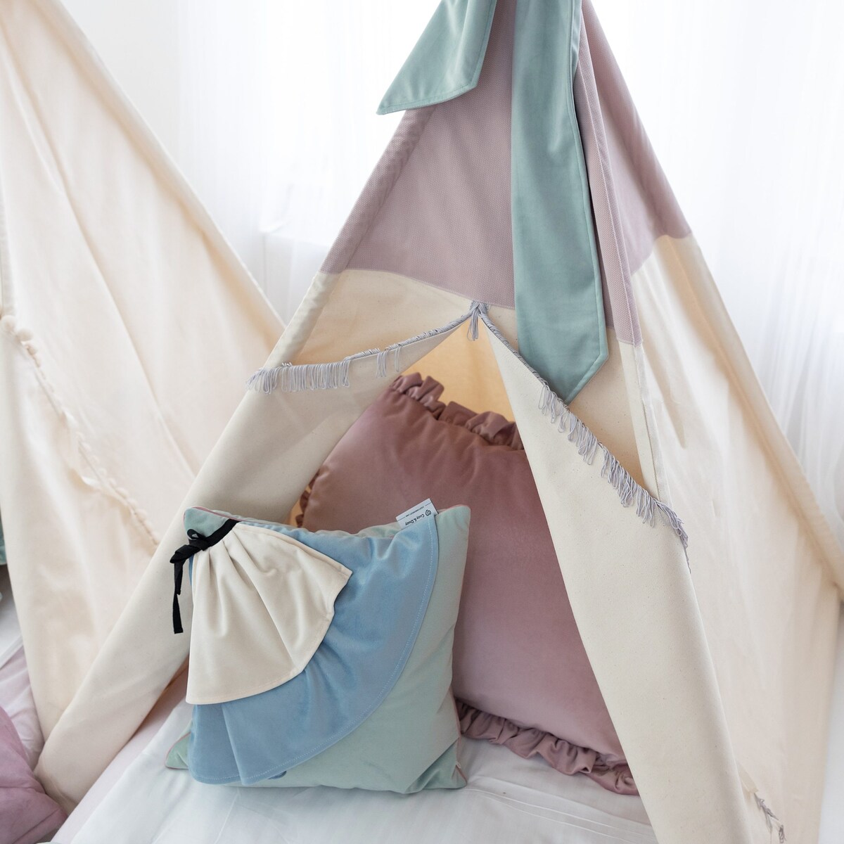 Dekoracyjna poduszka Alice dress, poduszka z velvetu Alicja w Krainie Czarów