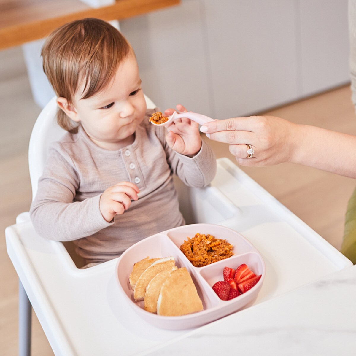 Talerzyk trójdzielny z przyssawką i przykrywką dla dzieci 6m+ silikonowy różowy b.box