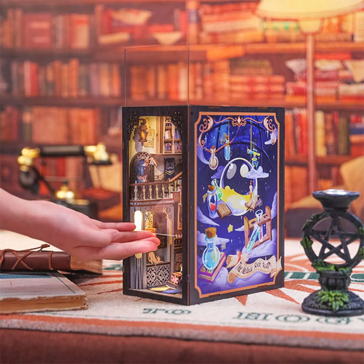 Miniaturowy domek Book Nook - Pracownia alchemika - CuteBee