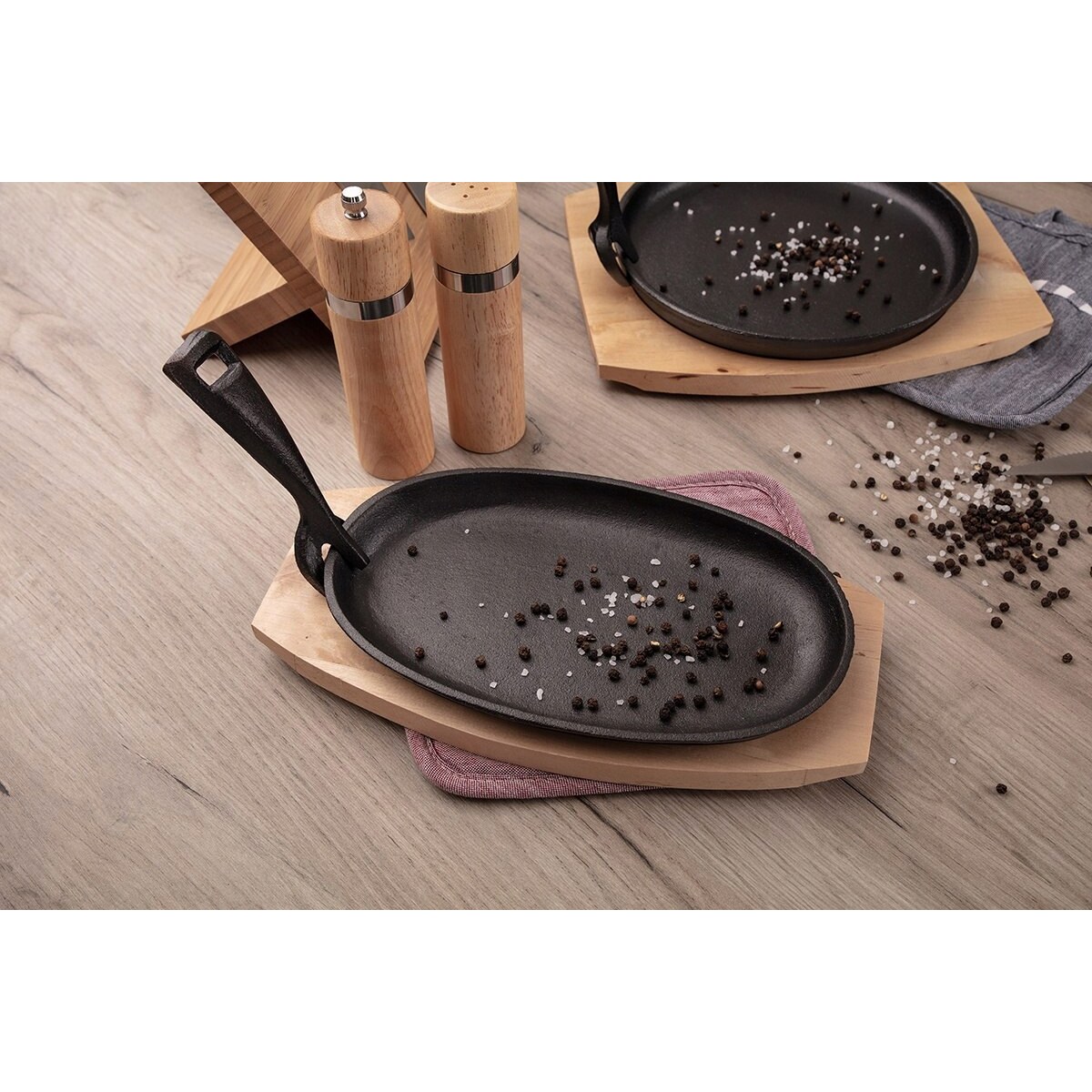 żeliwna patelnia talerz na desce do piekarnika jedzenie obiad prezent box