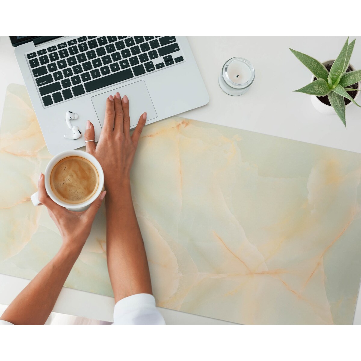 Kremowa mata na biurko Marmurowe żyłki, 100x50 cm
