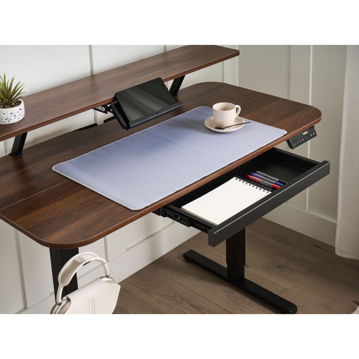 Biurko regulowane elektrycznie WILBANKS Brązowy/ czarny 120 cm 60 cm Z portem USB