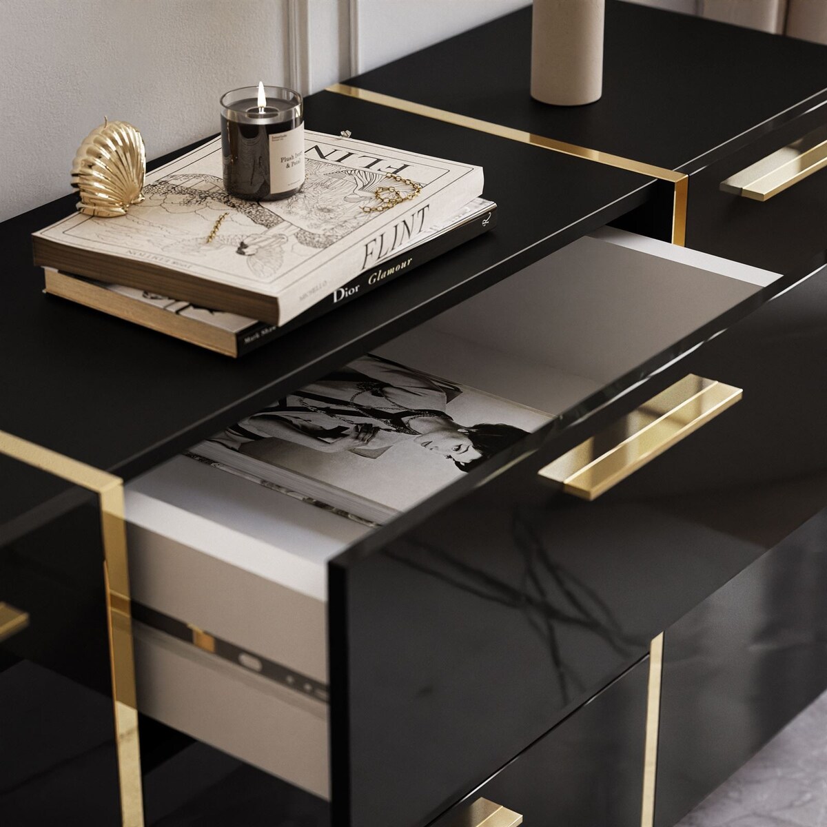 Komoda z szufladami ONYX na złotych nóżkach wysoki połysk 158 cm, czarna, uchwyty złote