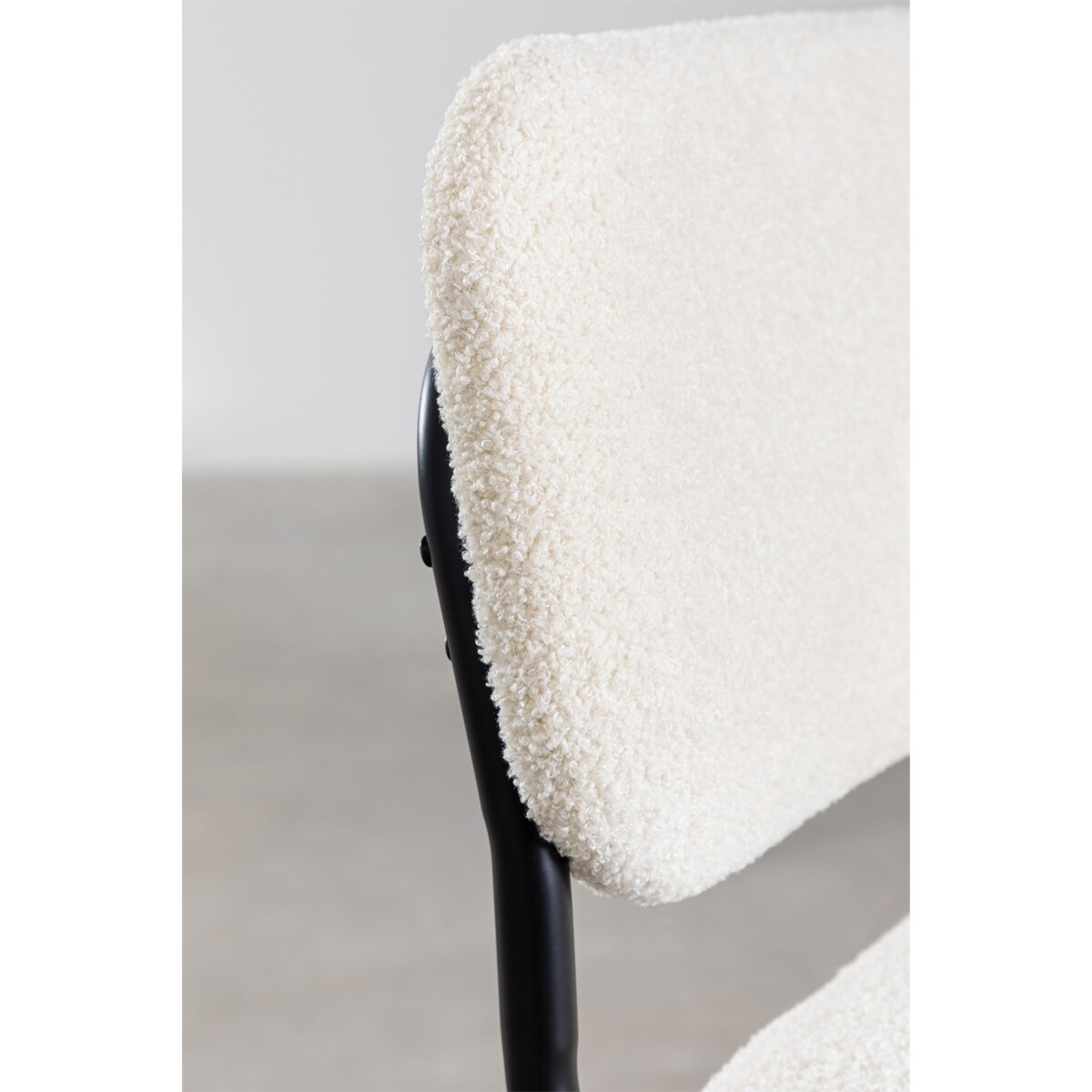 Krzesło na metalowej podstawie tkanina bouclé