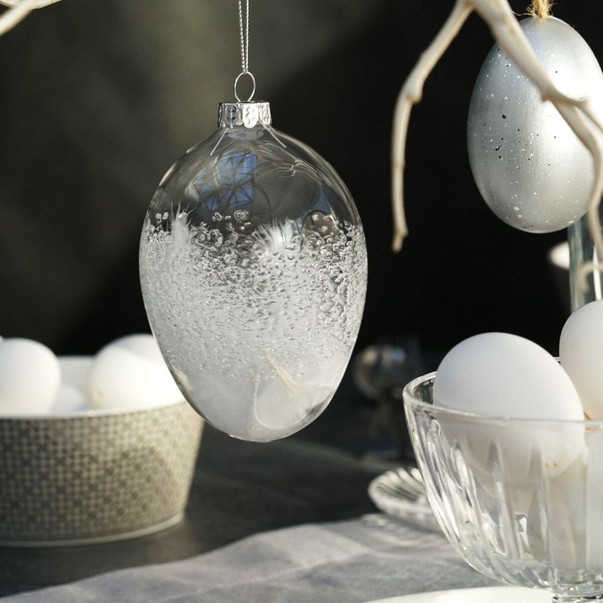 VILLA ITALIA Bombka jajko szklane z białymi piórkami 12 cm