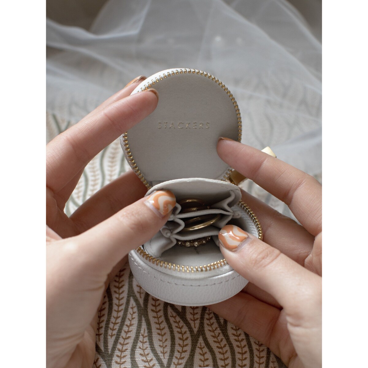 Pudełko podróżne na biżuterię Stackers Oyster mini kamienna szarość