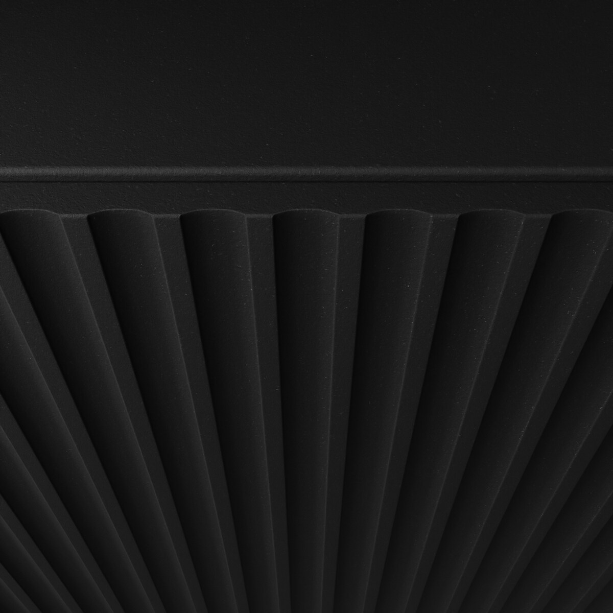 Szafka RTV NOELI, wisząca z ryflowanymi frontami pod telewizor- czarna