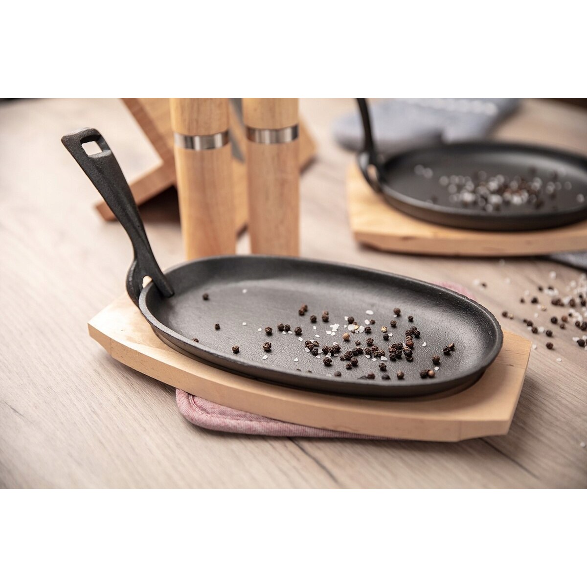 żeliwna patelnia talerz na desce serwowanie mięso warzywa kolacja obiad box