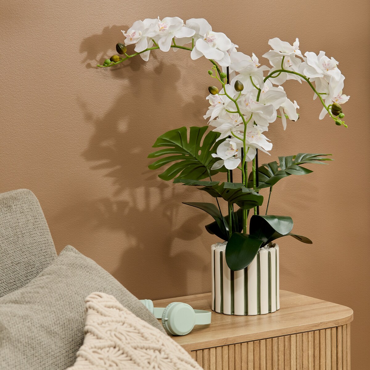 Sztuczna orchidea z ceramiczną doniczką w paski ASIA, 50 x 81 cm