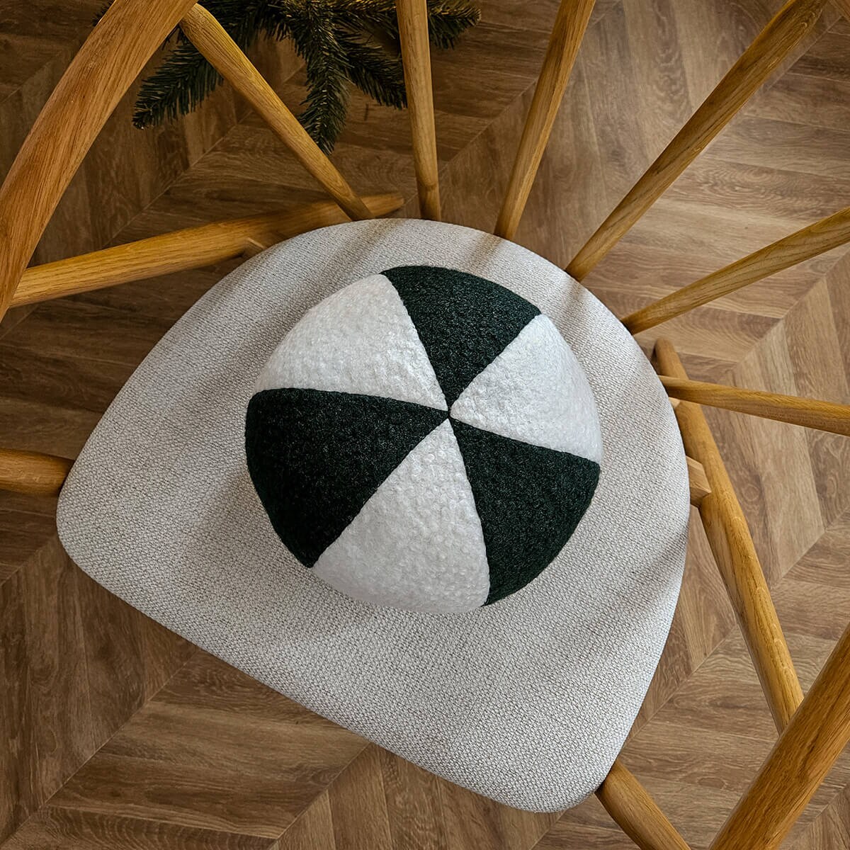 Poduszka SOFT LOOP | biało - zielona kula