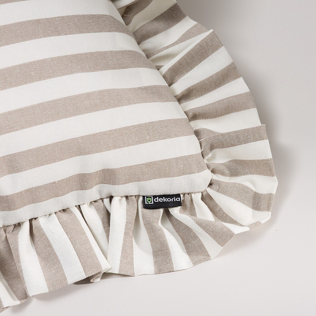 Poszewka Paula z falbaną 45x45 beżowo-białe pasy (1,5cm)