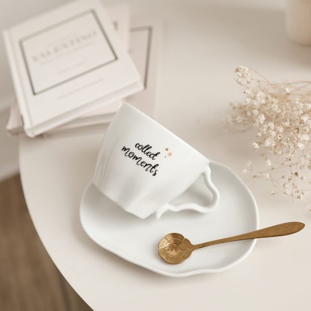 Asymetryczna filiżanka porcelanowa 200 ml ze spodkiem "Collect moments" ze złotymi gwiazdkami - prezent dla niej