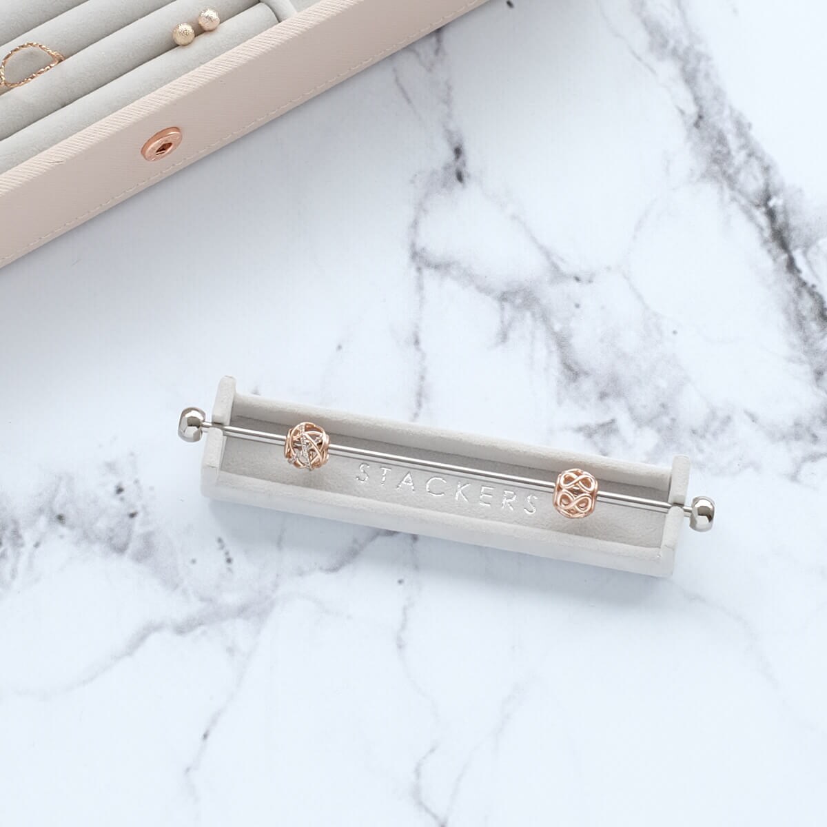 Stojak na charmsy Stackers jasnoszary velvet