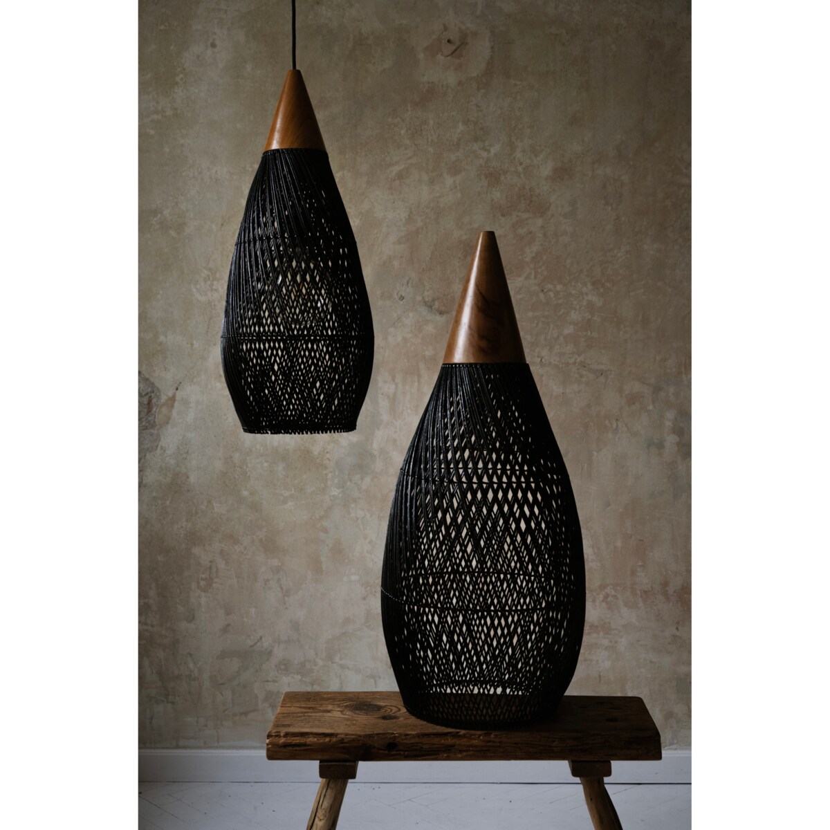 Rattanowa lampa z drewnem teakowym CONE w rozmiarze M - czarna