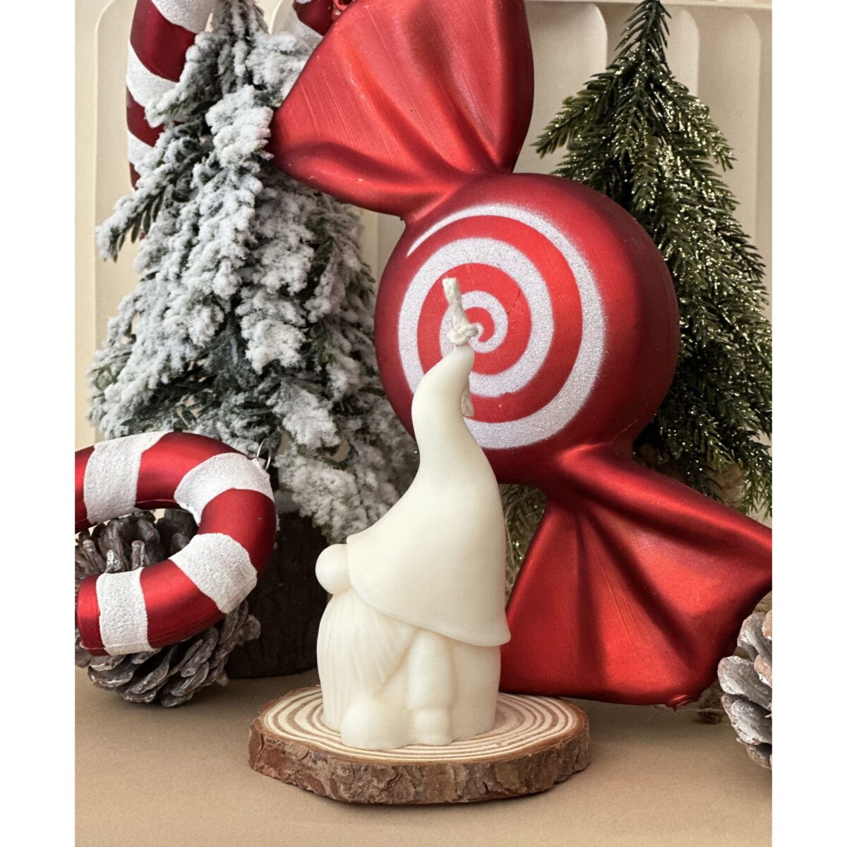 Mały świąteczny skrzat z wosku sojowego – świeca dekoracyjna