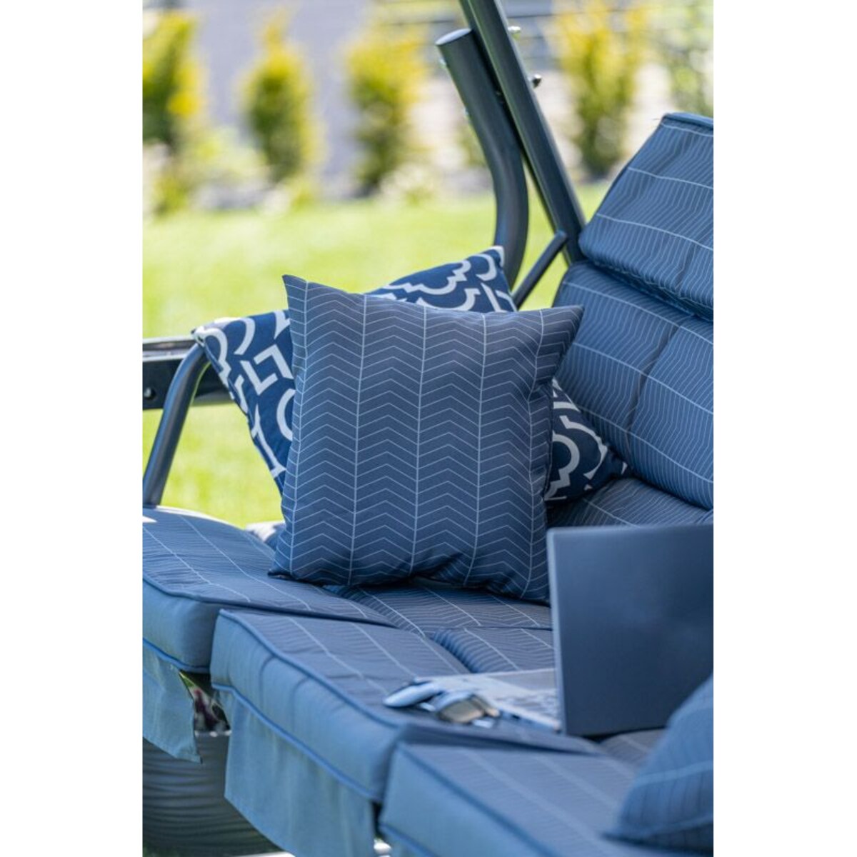 Grafitowa huśtawka ogrodowa z moskitierą Ines