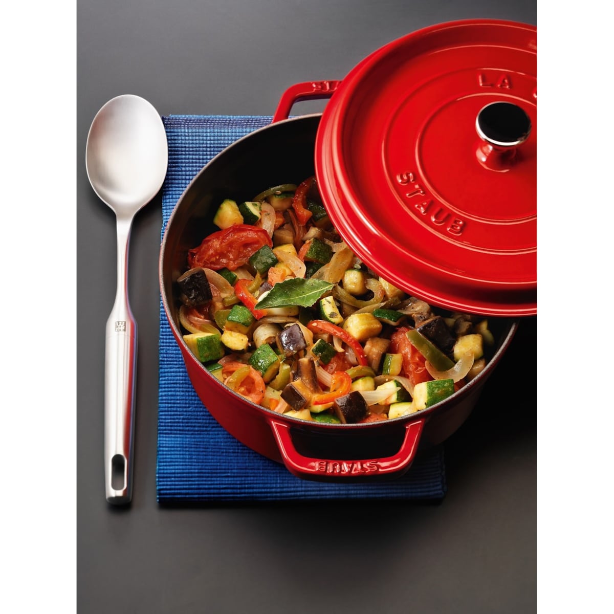 Garnek żeliwny okrągły Staub - Czerwony, 2.2 ltr