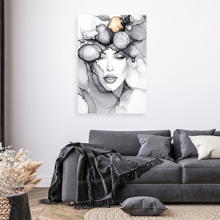 Obraz czarno biały do salonu kuchni, Kobieta z owocami na głowie 80x120