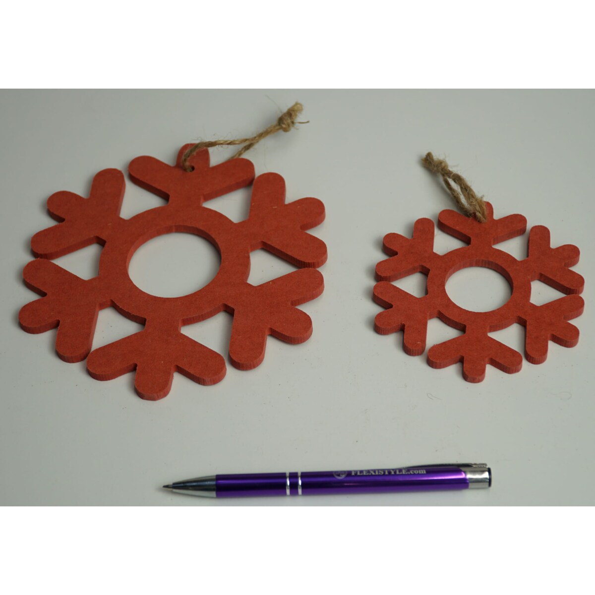 Drewniane ozdoby świąteczne do domu Śnieżynki czerwone 4szt.