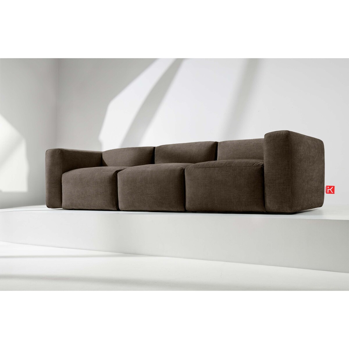 KONSIMO BUFFO 3-osobowa sofa z wyjątkowo miękkim i wygodnym siedziskiem, kolor brązowy