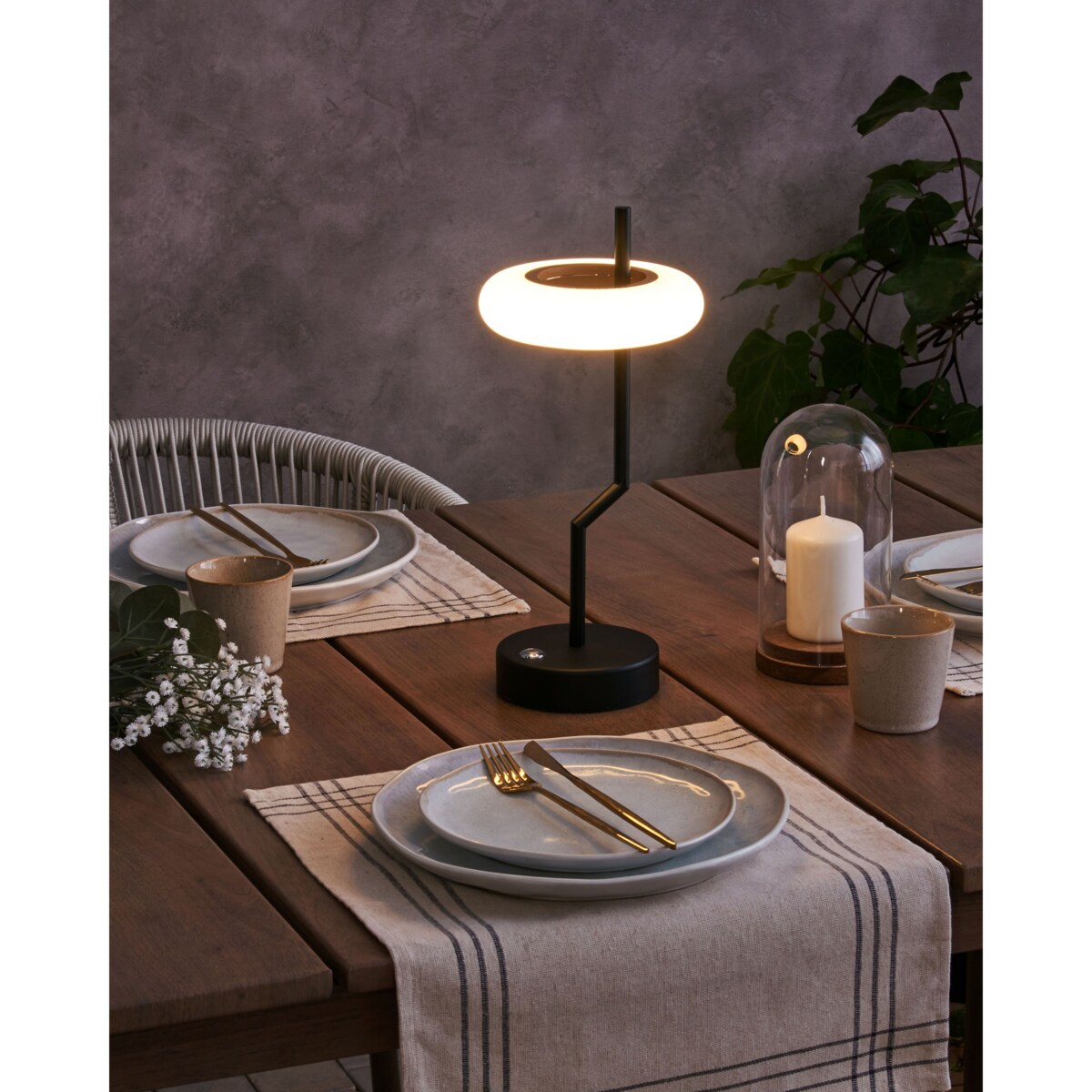 Bezprzewodowa lampa stołowa metalowa czarna ALVIELA