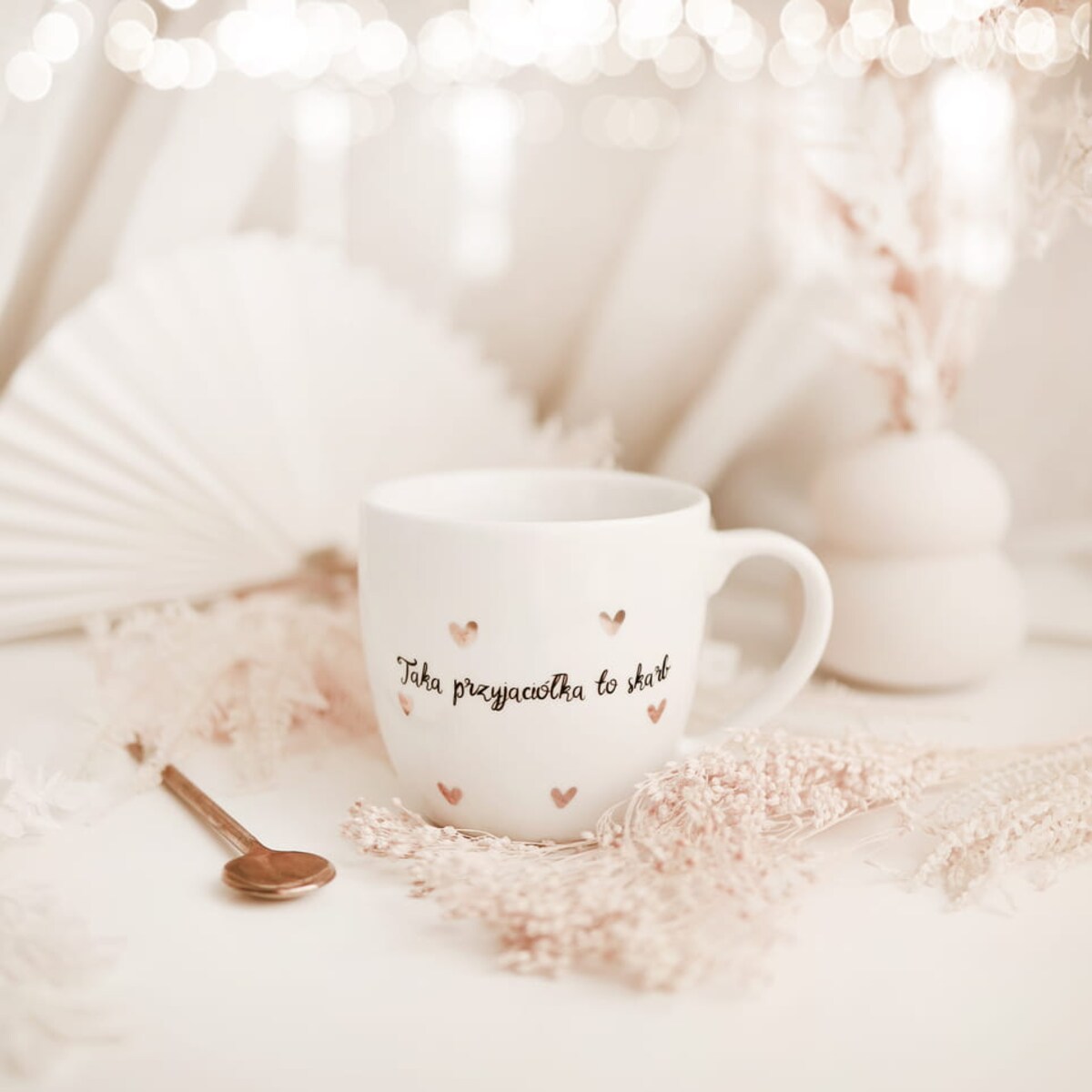 Biały Kubek Porcelanowy 300 ml - Napis Taka Przyjaciółka To Skarb i Złote Serduszka na Urodziny dla Przyjaciółki