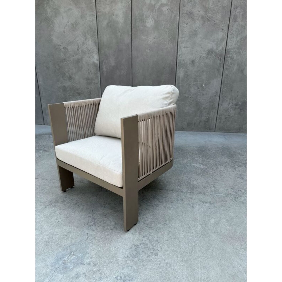 ALUMINIOWY FOTEL LEONE W KOLORZE SZAMPAŃSKIM