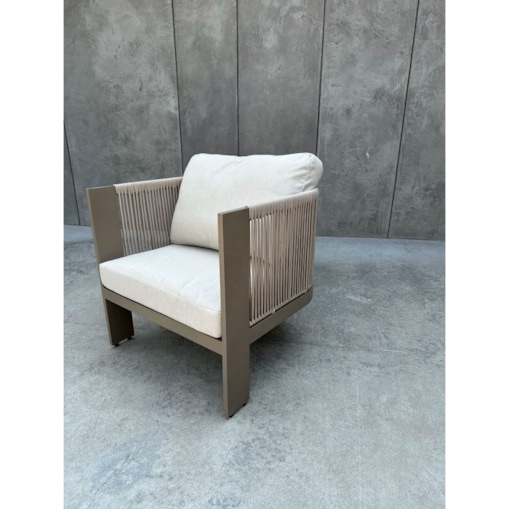 ALUMINIOWY FOTEL LEONE W KOLORZE SZAMPAŃSKIM