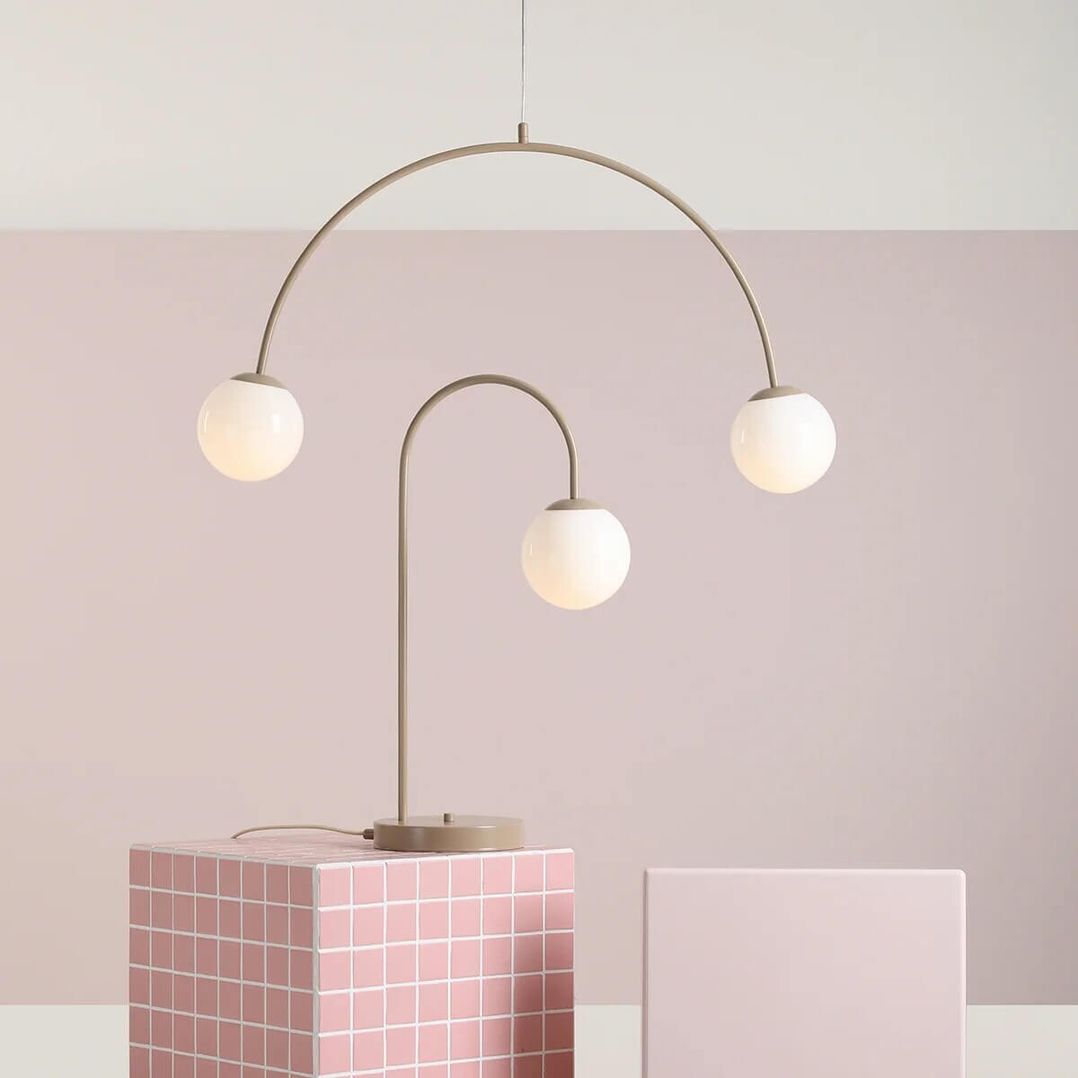 Metalowa lampa stołowa Una 1116B17 Aldex kulista szkło beżowa