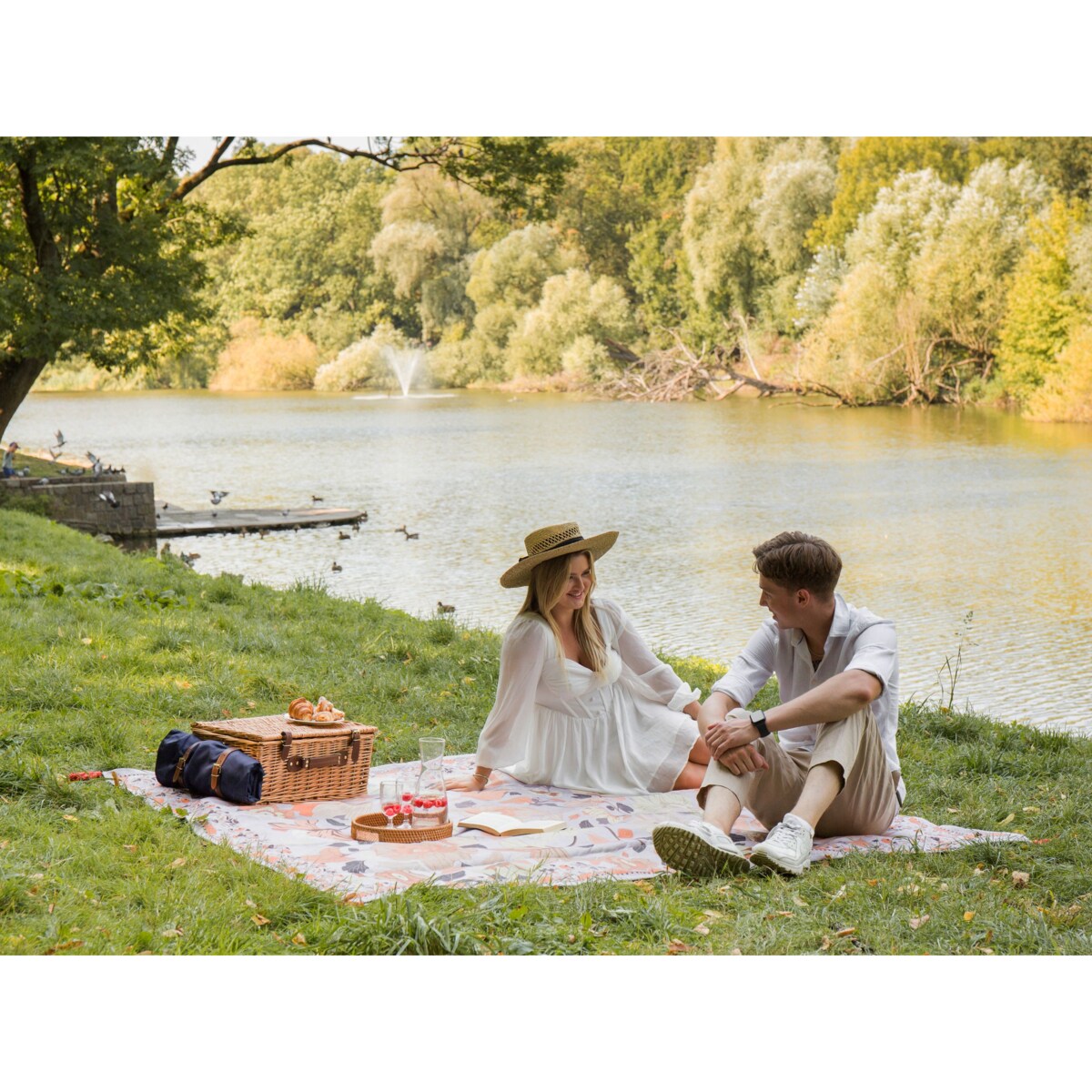 Koc piknikowy TUFKI 200 x 200 cm Purpurowy