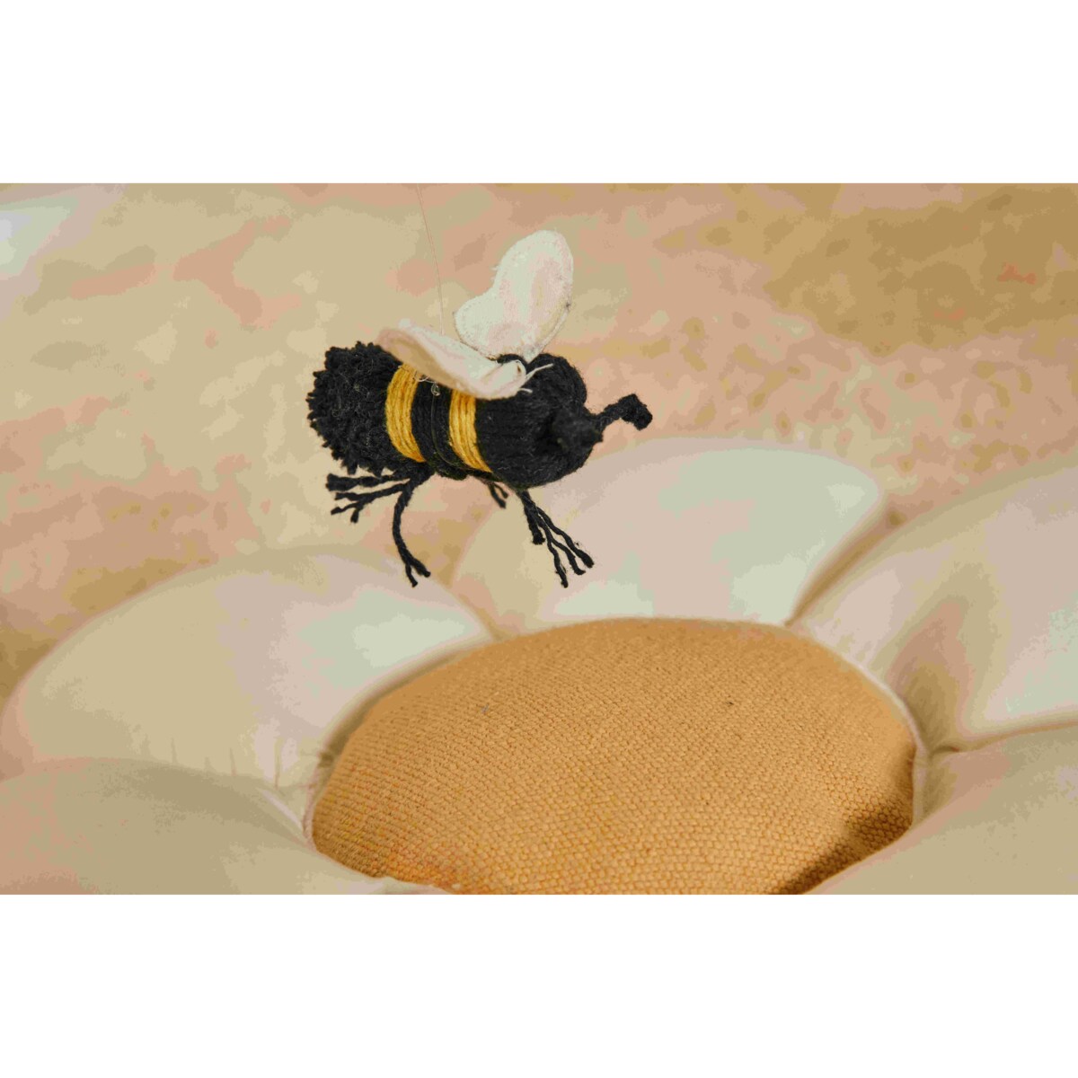 Poduszka Mała Stokrotka, Planet Bee, Lorena Canals