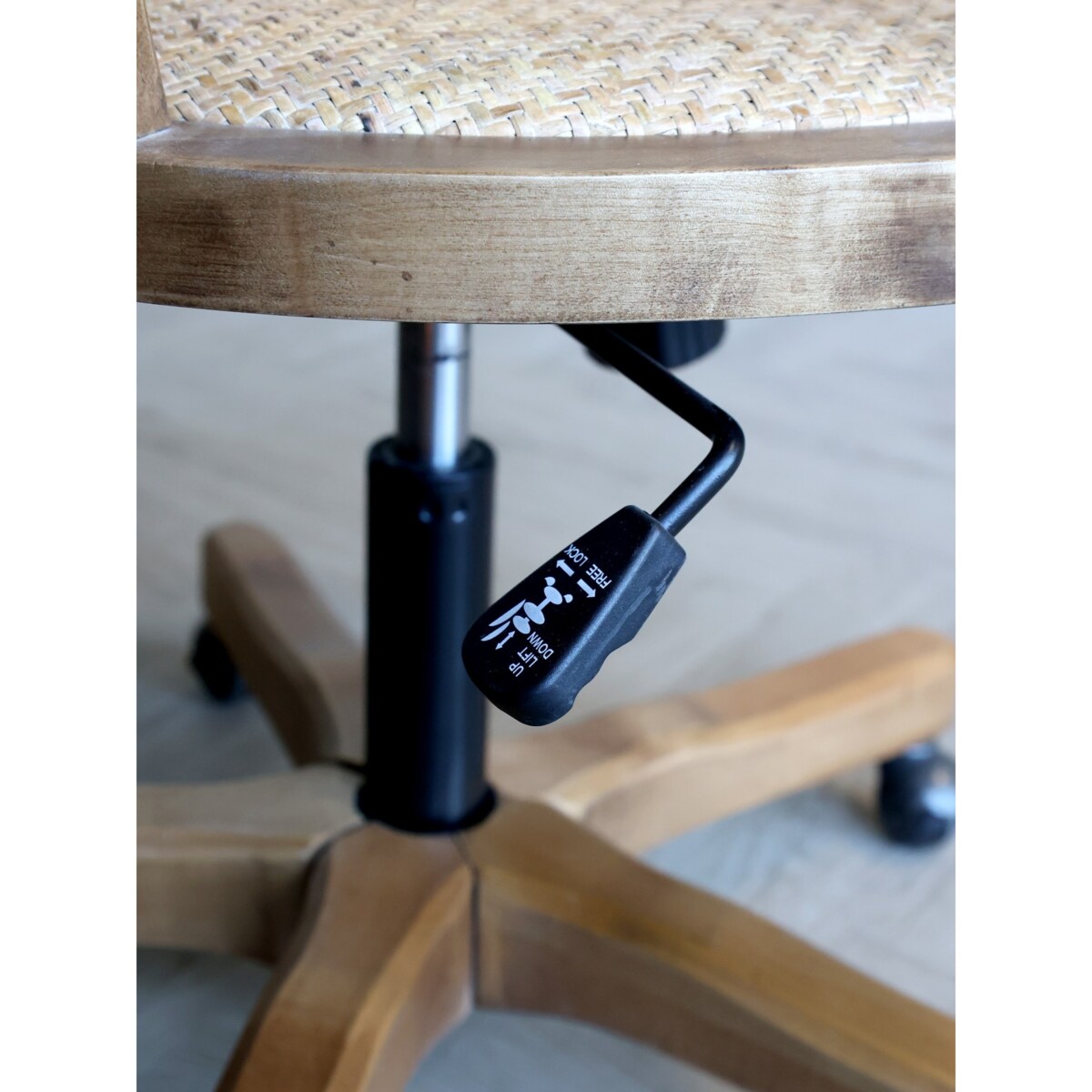 Krzesło biurowe retro z podłokietnikami i plecionką wiedeńską