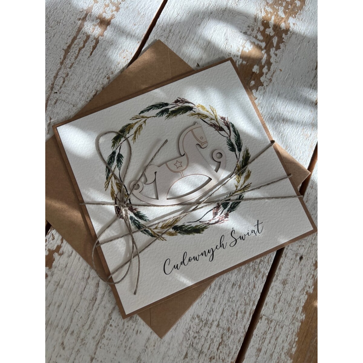 Kartka świąteczna na Boże Narodzenie ręcznie robiona z wiankiem i konikiem - gotowe najpiękniejsze życzenia świąteczne