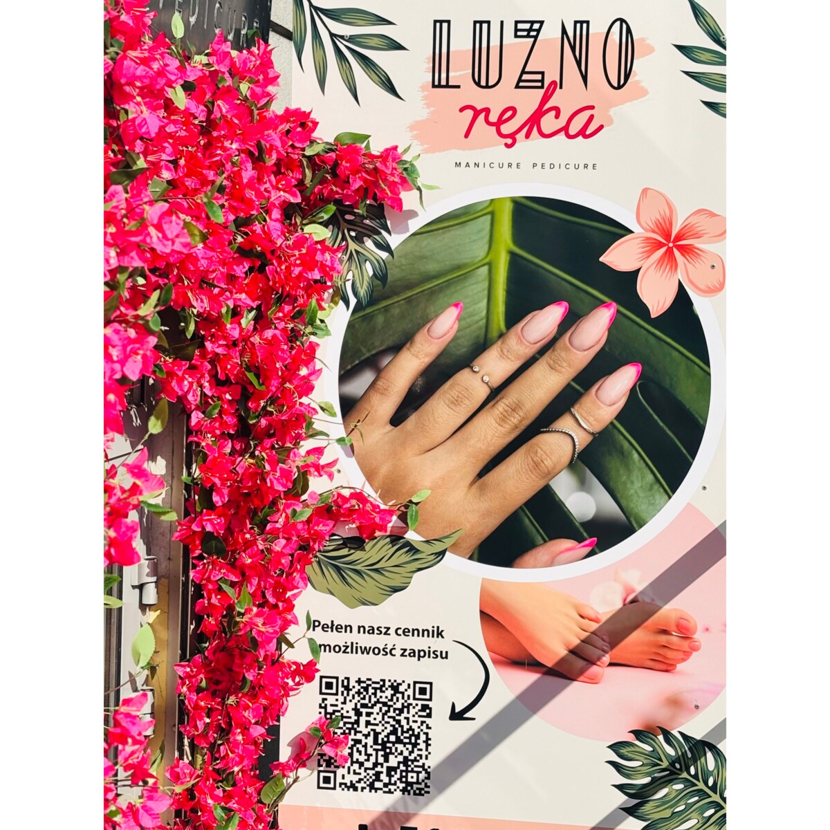 Instalacja fuksjowa z kwiatów bugenwilla w kształcie litery „u”