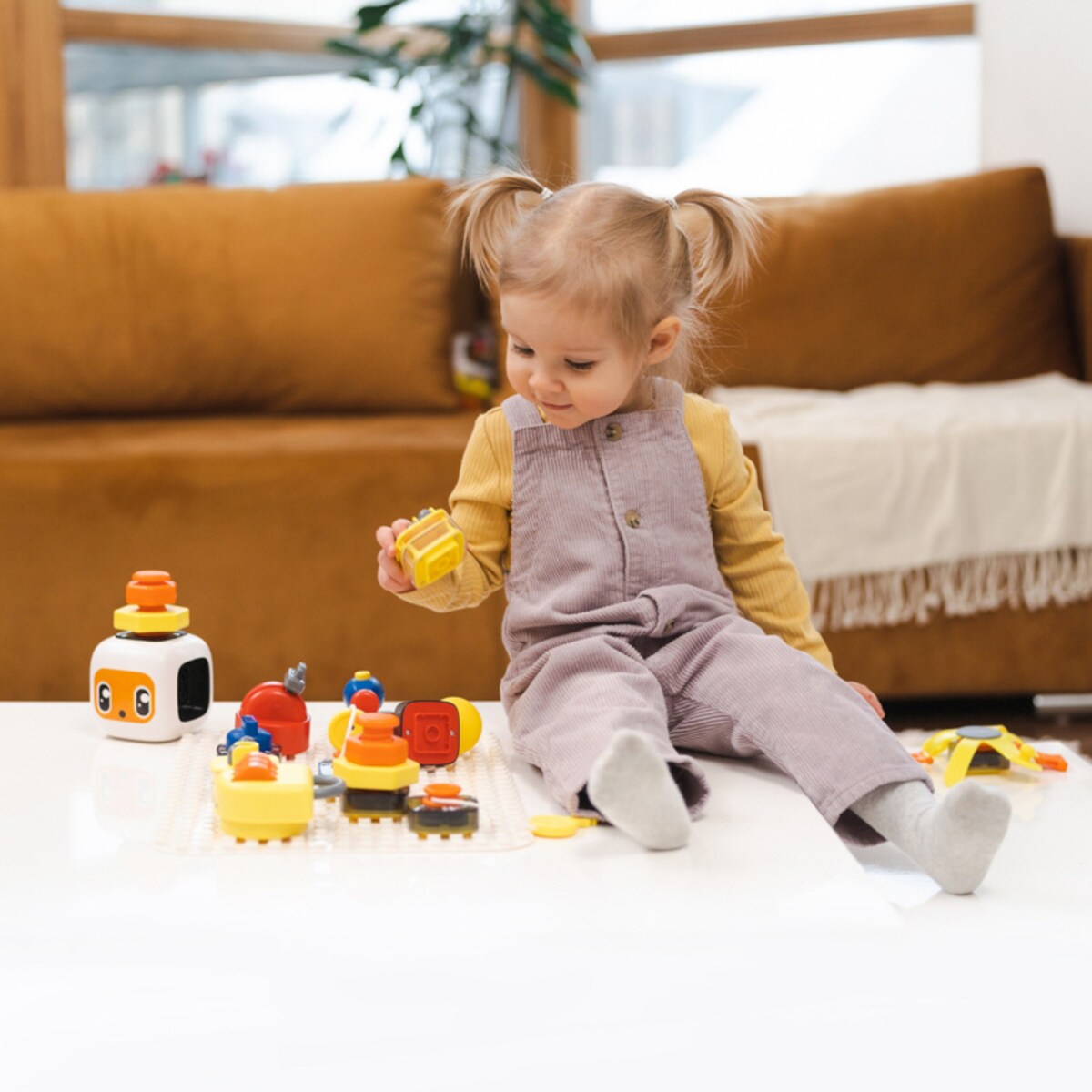 Tablica manipulacyjna dla dzieci z kostką i doczepianymi elementami 12 mies.+ Top Bright