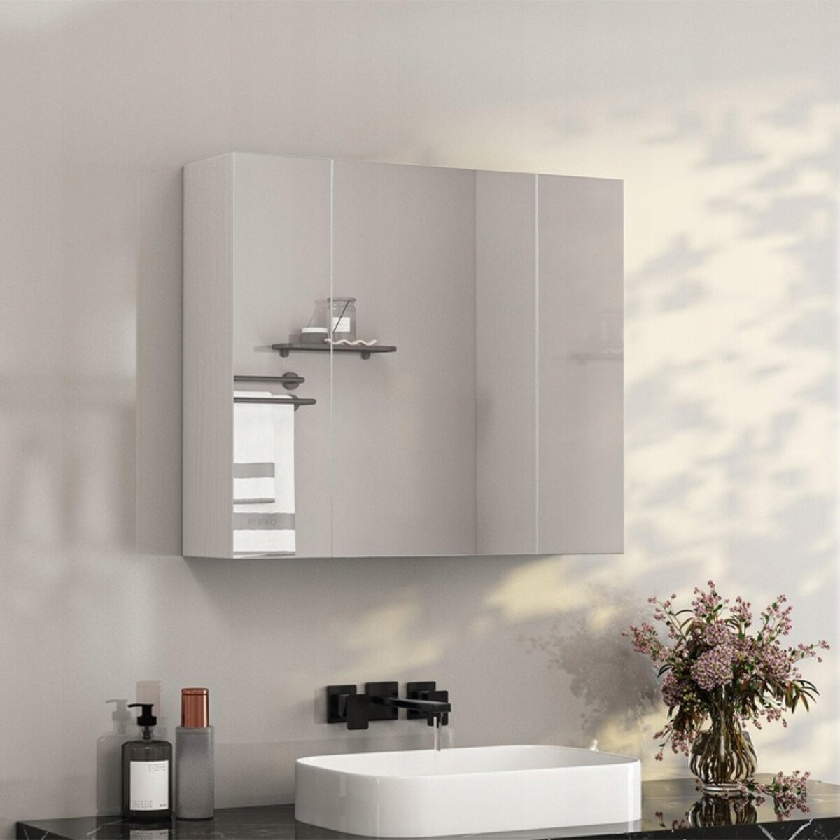 Wisząca szafka łazienkowa z trójdzielnym lustrem