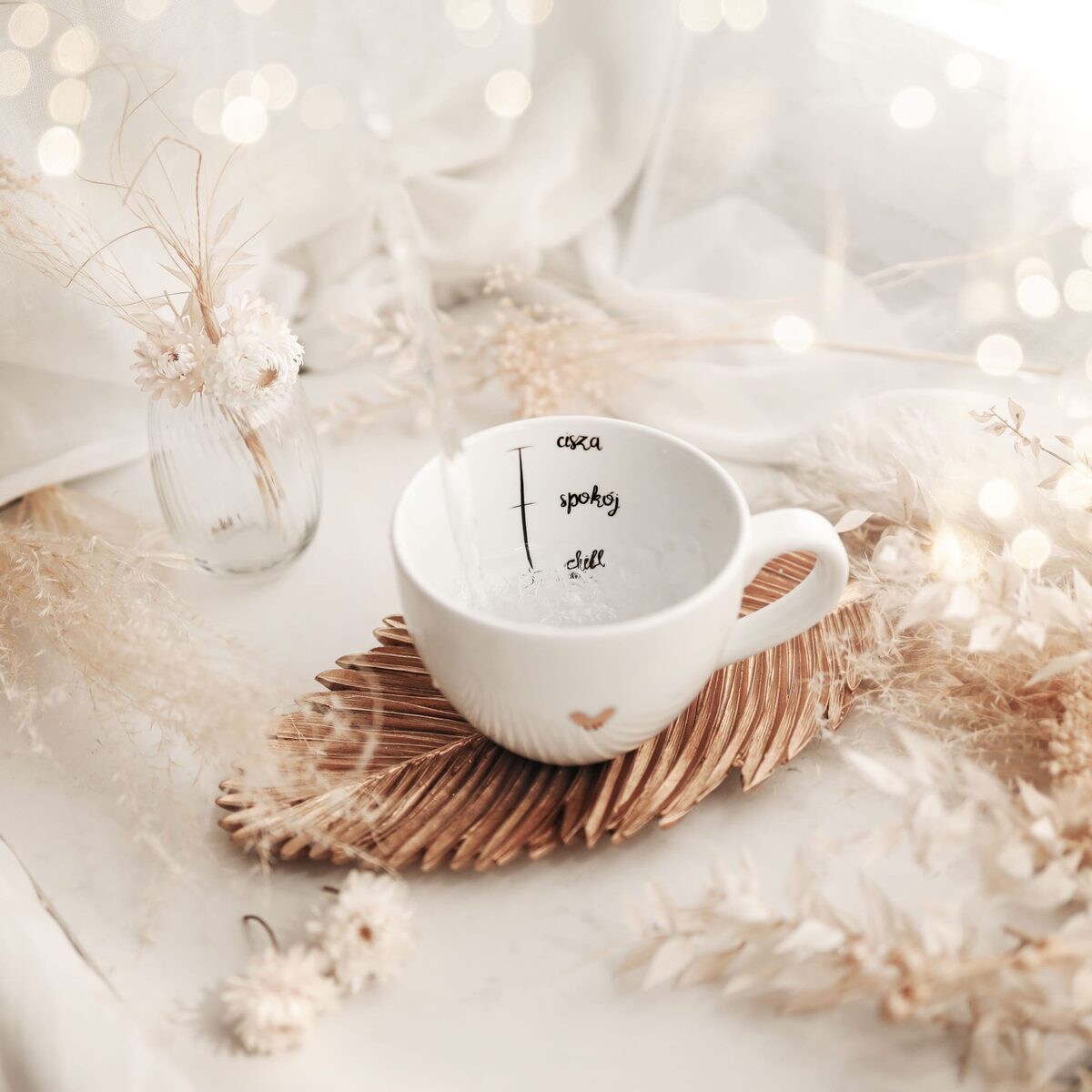 Biały kubek porcelanowy 500 ml - napis cisza spokój chill na urodziny dla introwertyka