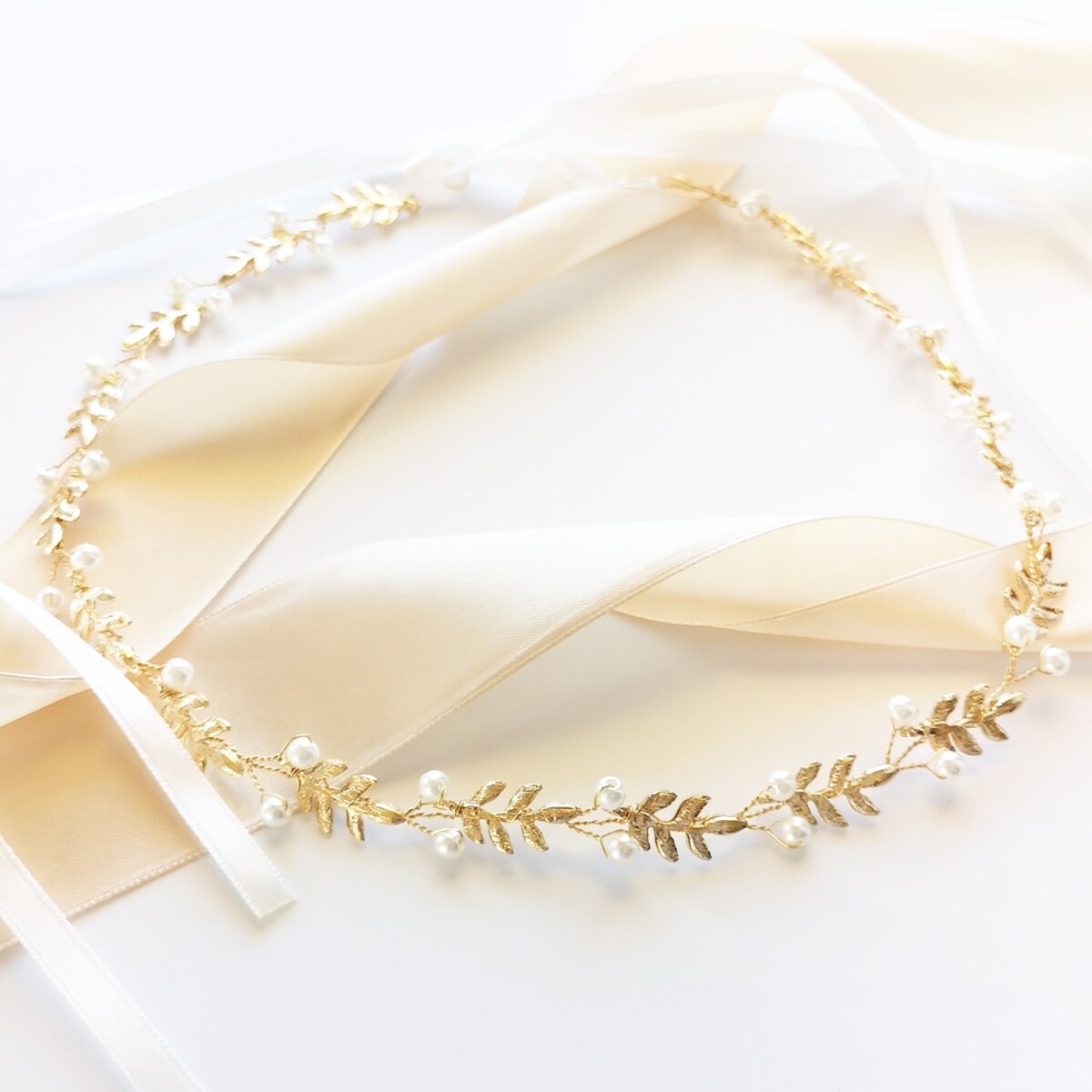 Delikatny złoty wianek z perełkami i listkami