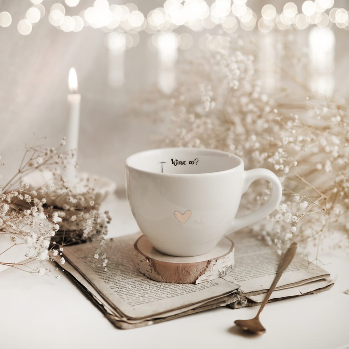 Biały kubek porcelanowy 500 ml - motyw złotego serca z miarką i napisem lubię Cię dla bliskiej osoby na walentynki