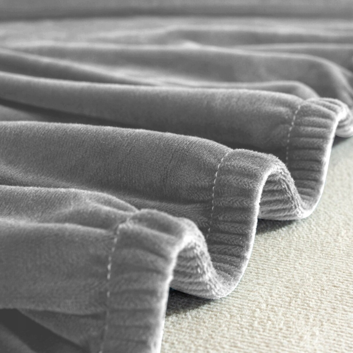 POKROWIEC NA KANAPĘ JASNY SZARY WELUR 2 OSOBOWY [22W2]