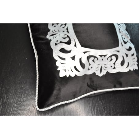 poszewka dekoracyjna z ornamentem 60x60 cm | czarna