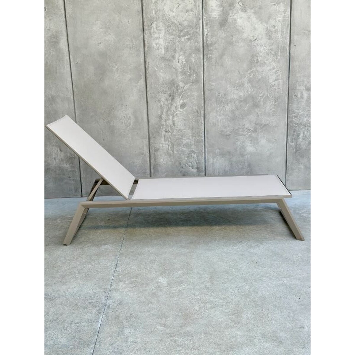 ALUMINIOWY LEŻAK OGRODOWY SERENE SZAMPAŃSKI