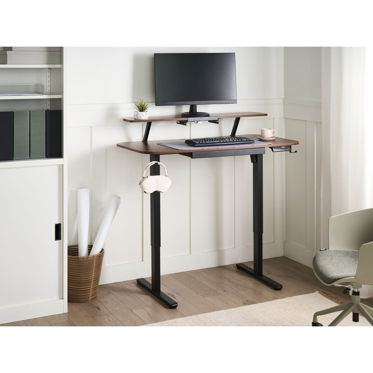 Biurko regulowane elektrycznie WILBANKS Brązowy/ czarny 120 cm 60 cm Z portem USB