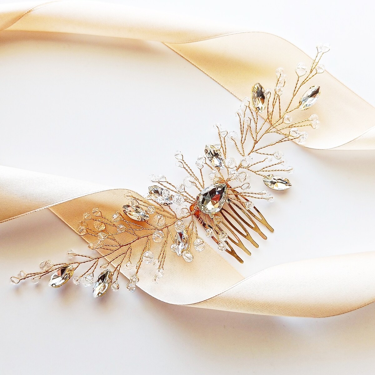 Okazały grzebyk do włosów złoty z kryształkami i cyrkoniami