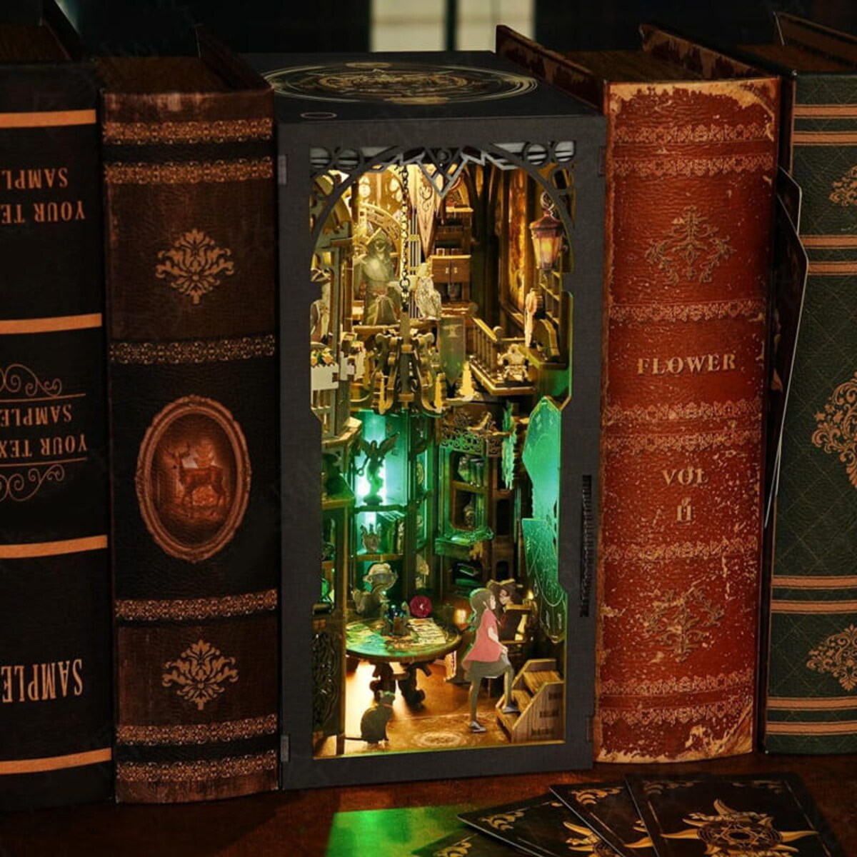 Miniaturowy domek Book Nook - Karty tarota