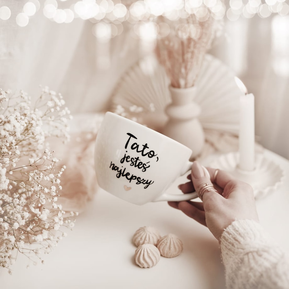 Biały kubek porcelanowy 500 ml - napis tato jesteś najlepszy ze złotym sercem dla taty na Dzień Ojca