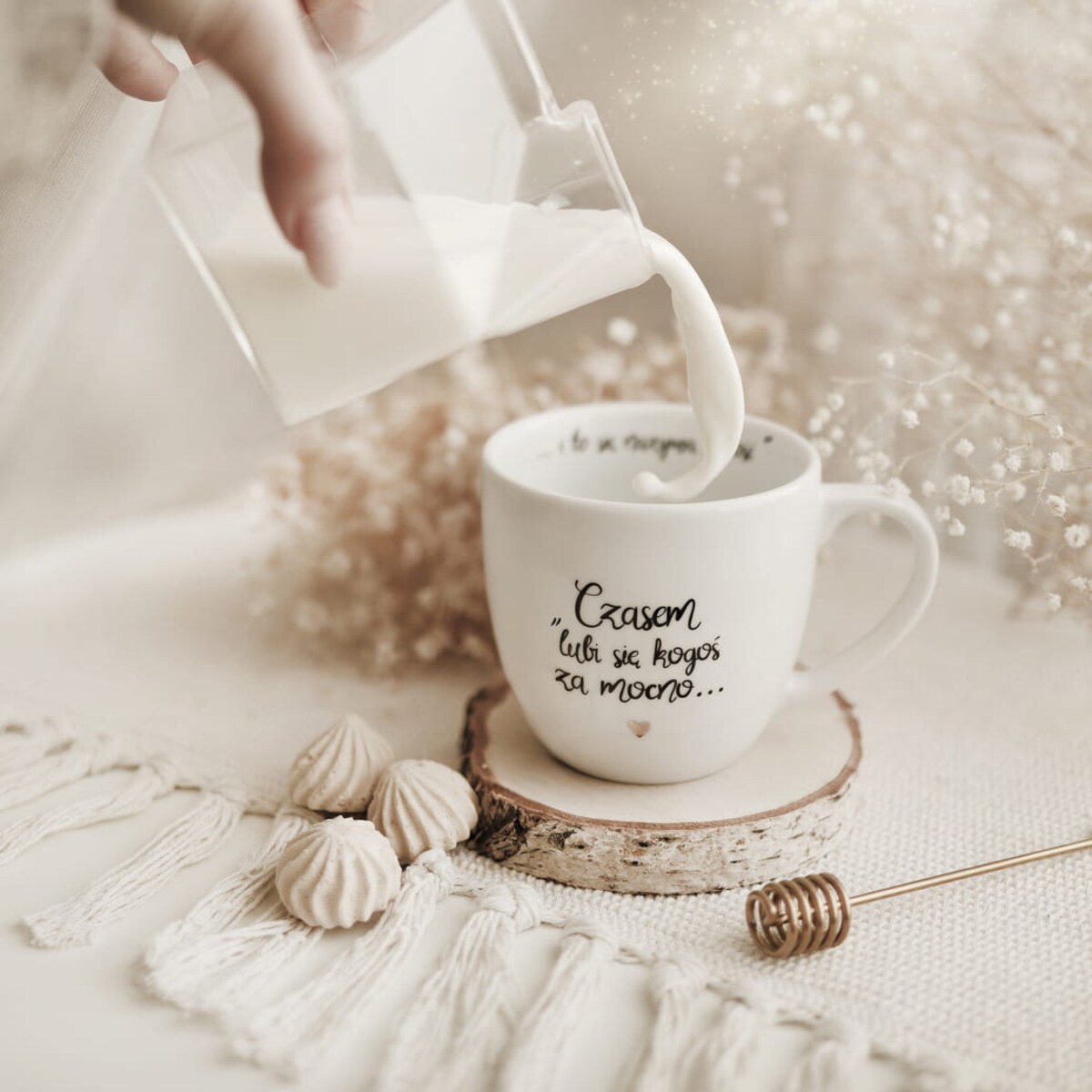 Biały kubek porcelanowy 300 ml - złote serce i cytat o miłości dla drugiej połówki na walentynki