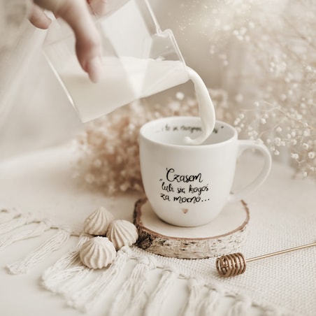 Biały kubek porcelanowy 300 ml - złote serce i cytat o miłości dla drugiej połówki na walentynki