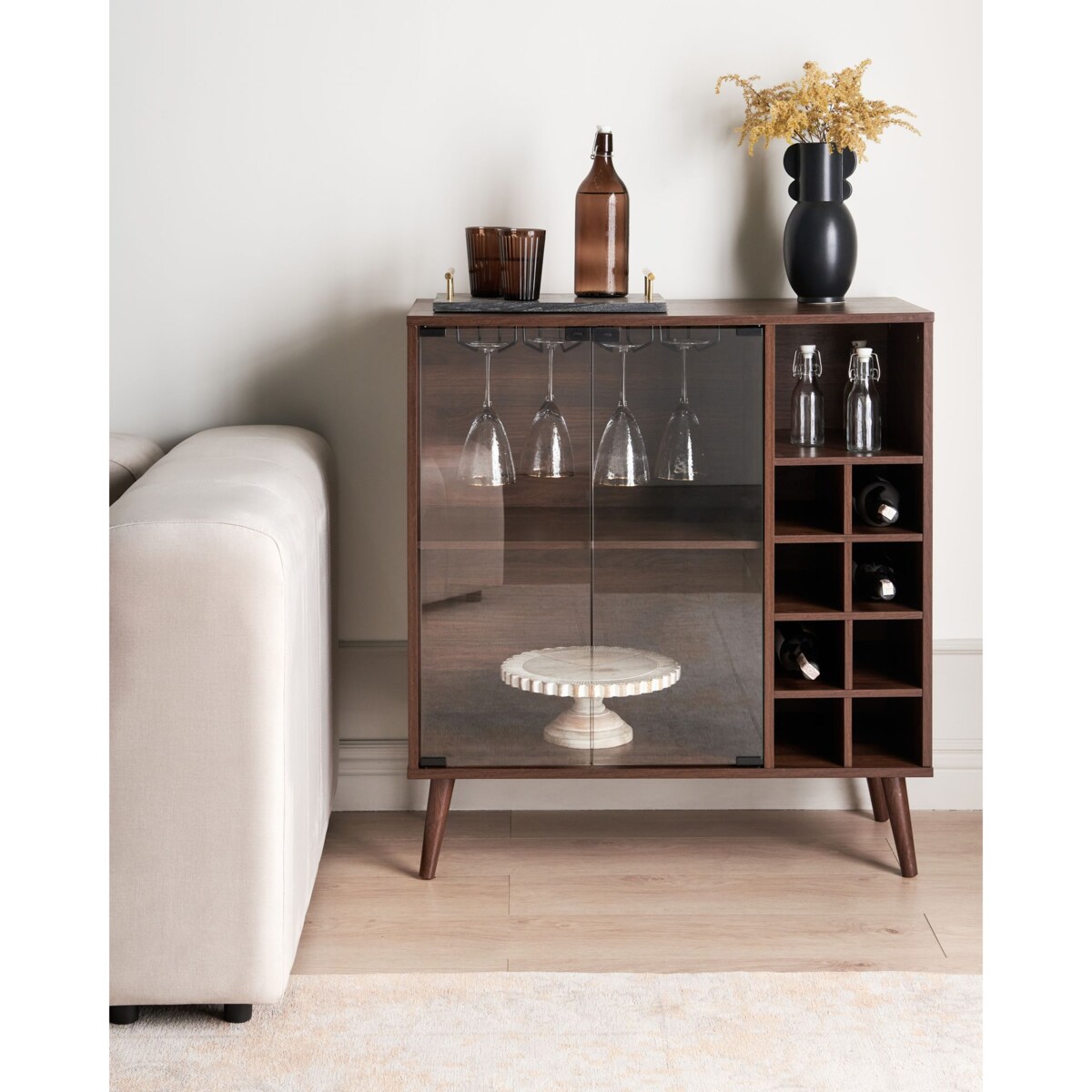 Szafka ze szklaną gablotą ciemne drewno TULLAMORE