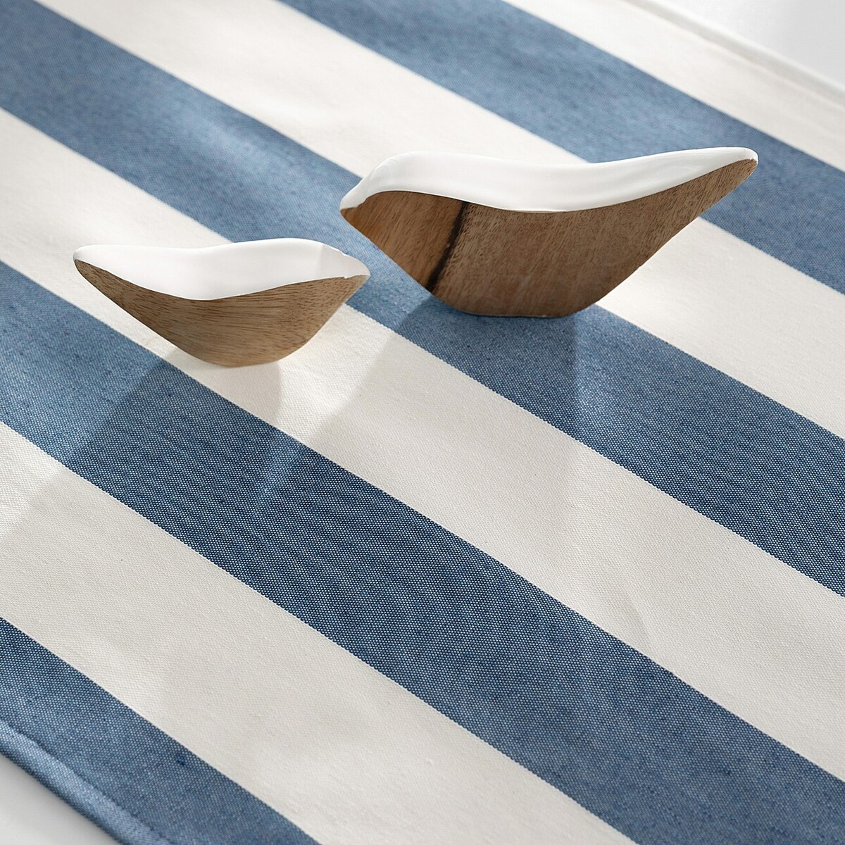 Bieżnik z falbaną 40x160 cm 40x160 niebiesko-białe pionowe pasy (5,5cm)